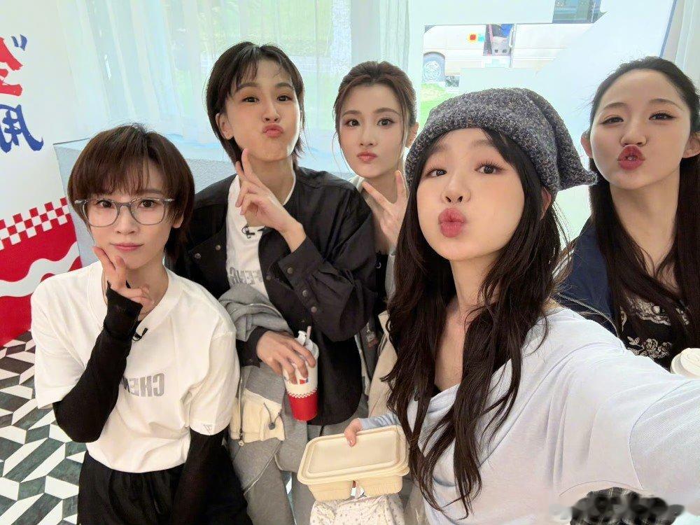乘风2026谢楠组队美学谢楠独有的组队美学 谢楠独有的组队美学，跟姐姐们都要凑齐