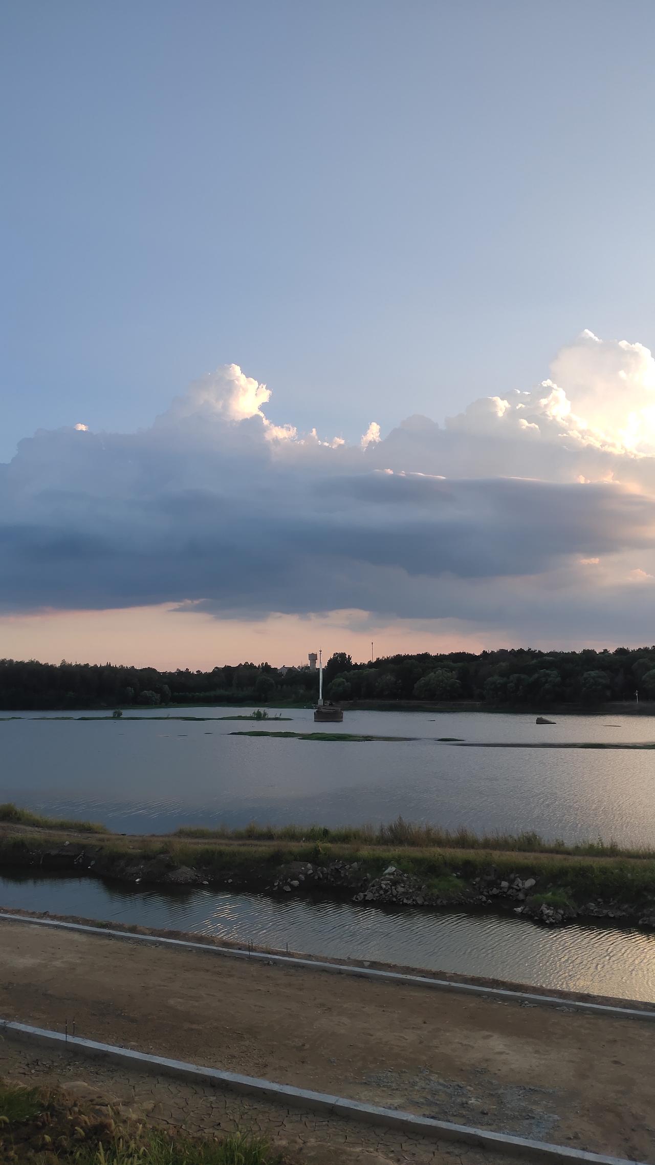 这组黄昏的影像，像一封被晚霞烫金的信，藏着城市边缘的温柔。
 
最先撞进眼里的是