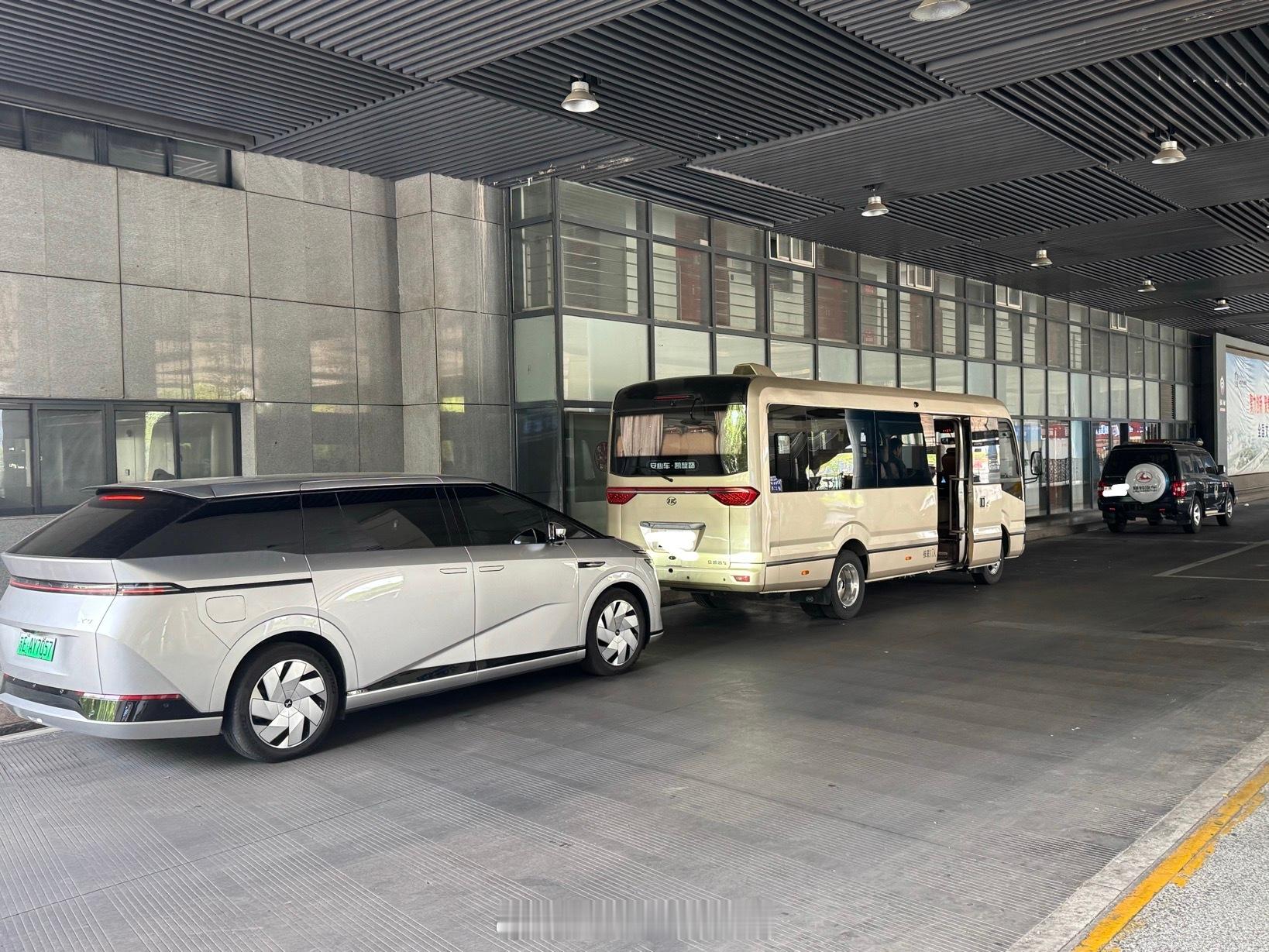 已经达到车站，跟随即刻启程去参加2025款蔚来ES6/EC6的试驾活动。大家有什