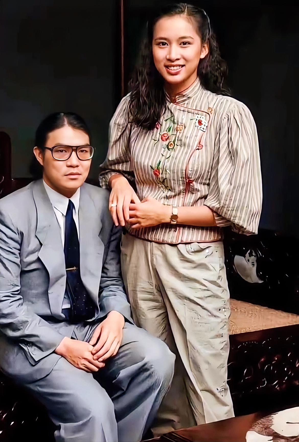 80年代，年轻时的霍震霆与朱玲玲在家中的留影，郎才女貌，天作之合，十分登对。非常