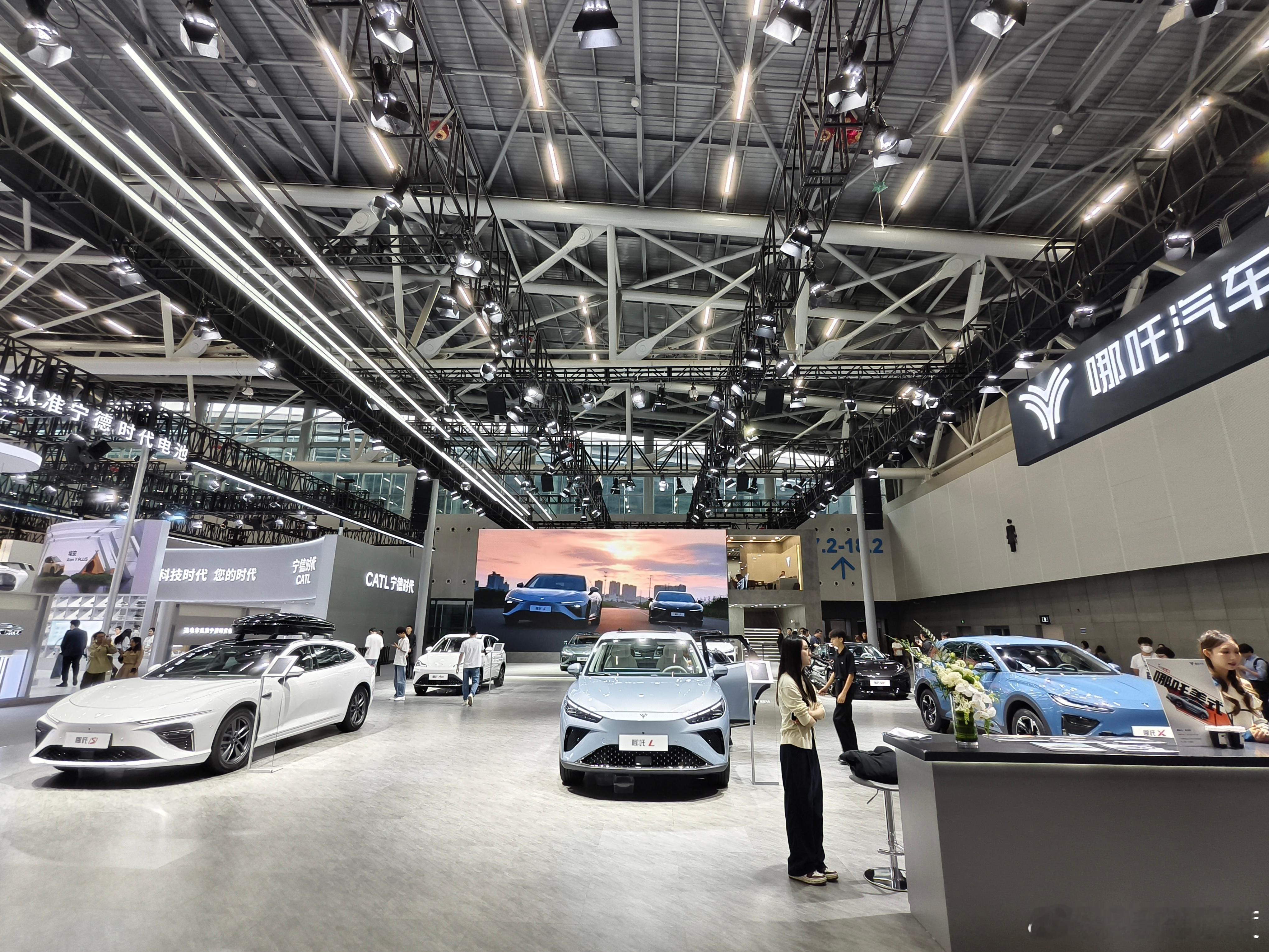 路过哪吒桐乡工厂，有物流货车进进出出，应该还在正常运营，但是广州车展上哪吒展台确