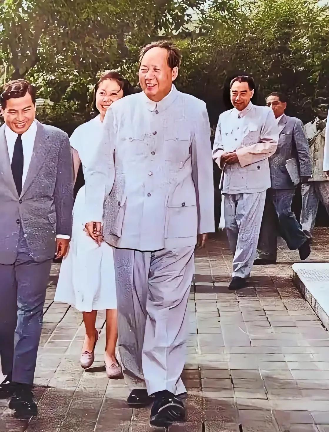 毛主席：“有些天天喊大众化的人，连三句老百姓的话都讲不来，可见他就没有下过决心跟