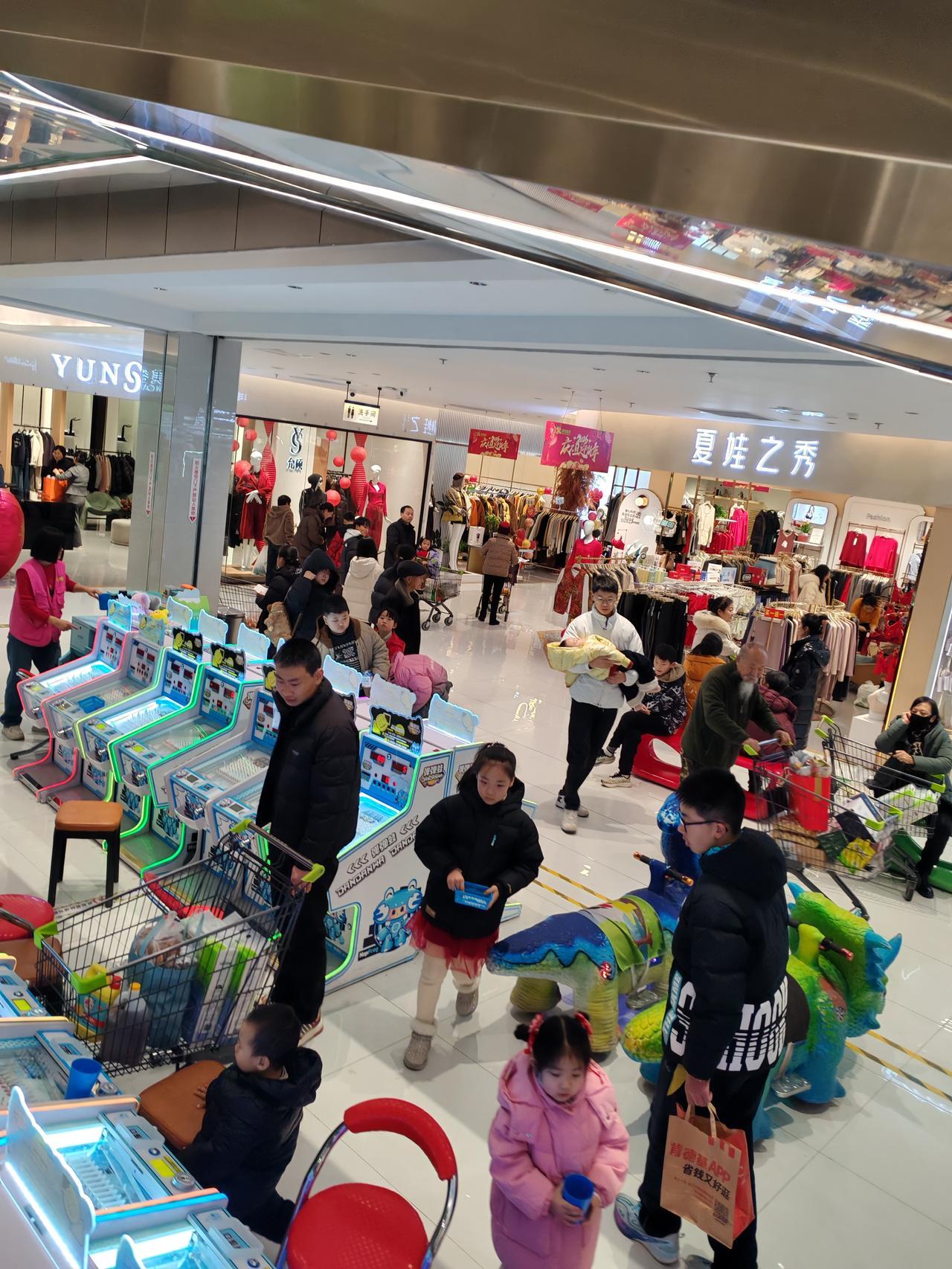 谁说实体店生意不好
看看这家店人山人海，大家买东西就像不要钱似的，生意不好的超市