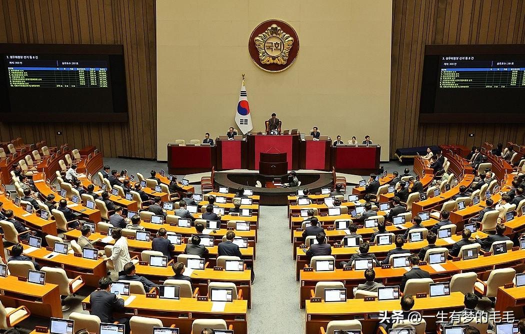 28日，韩国共同民主党向国会提交大法官增员法案，拟将现有14名大法官扩充至26名