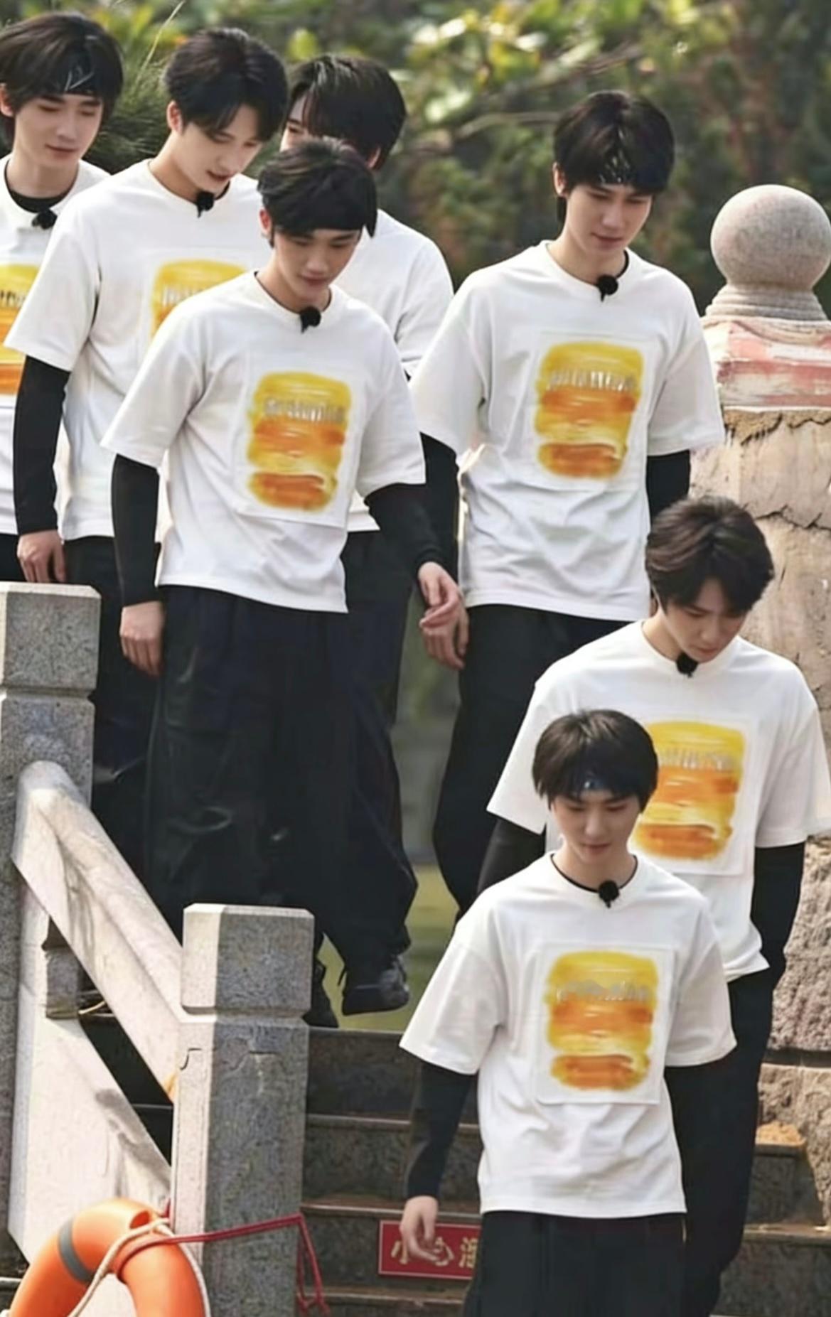 跑男连发两条安阳宣传视频《奔跑吧14》争议不断，收视创新低，内容注水、剧本感重。