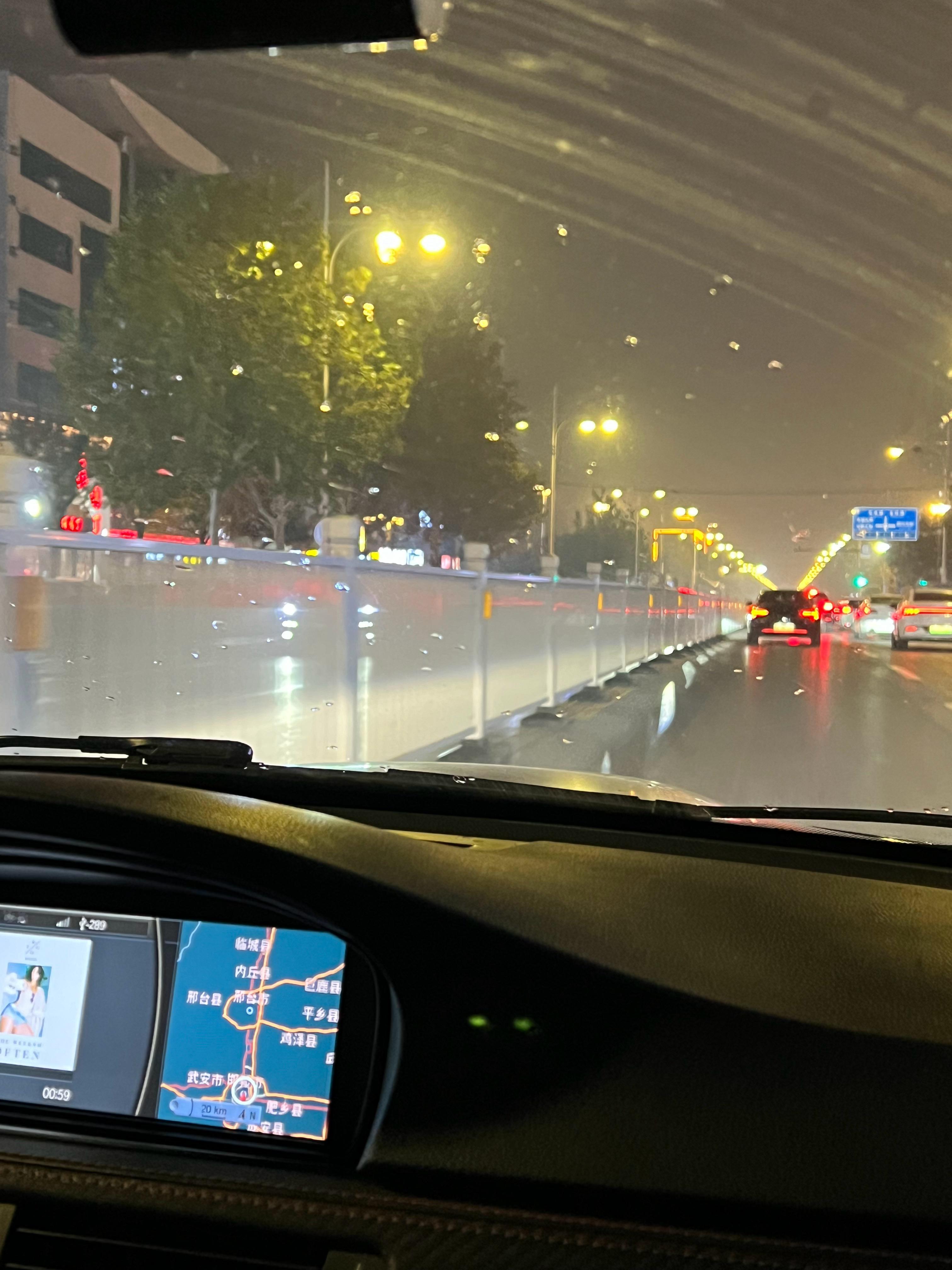 大晚上，市区里开远光，对我这种散光人士，太不友好了[无聊][苦涩][裂开]  ​