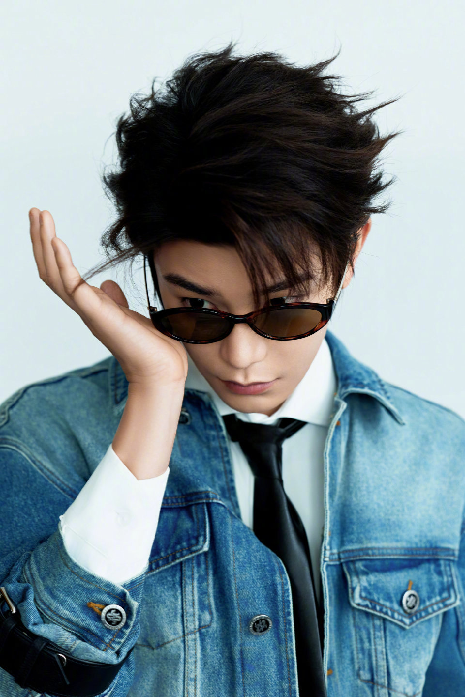 丁禹兮  今日BOLON 活动造型，利落清新的牛仔“蓝”友上线。👖📸 时尚灵