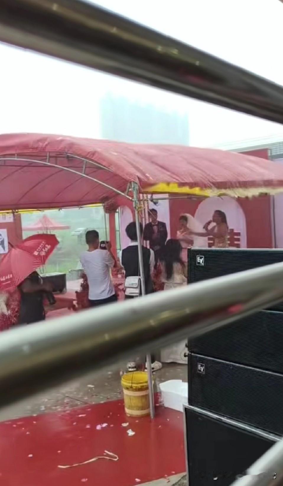 台风天办婚礼！新人硬核接亲，狂风暴雨当贺礼！
 
别人结婚盼晴天，这对新人偏在台