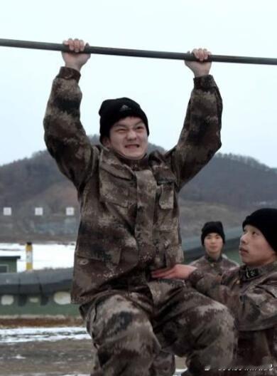 樊振东脸都在用力了，引体向上七个算及格，小胖非常努力却只完成了五个，他说自己自重