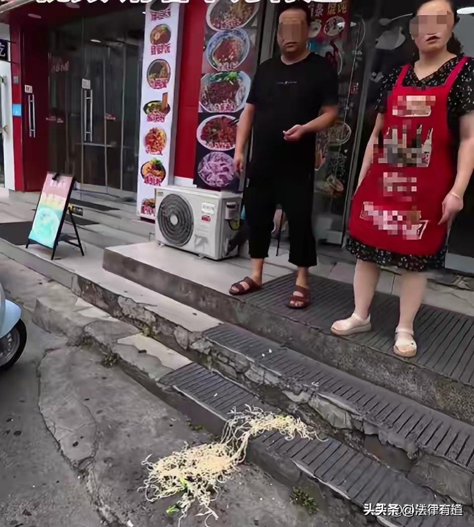 硬币就不是钱吗？江苏苏州一面馆拒收顾客硬币付款，引发争执，老板娘直接将一碗面泼在