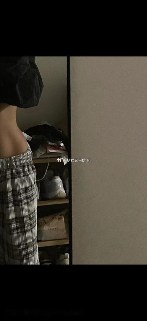 大家只看到我的腰 没人看到我后面有两双鞋其实以前还挺值钱的[允悲] ​​​