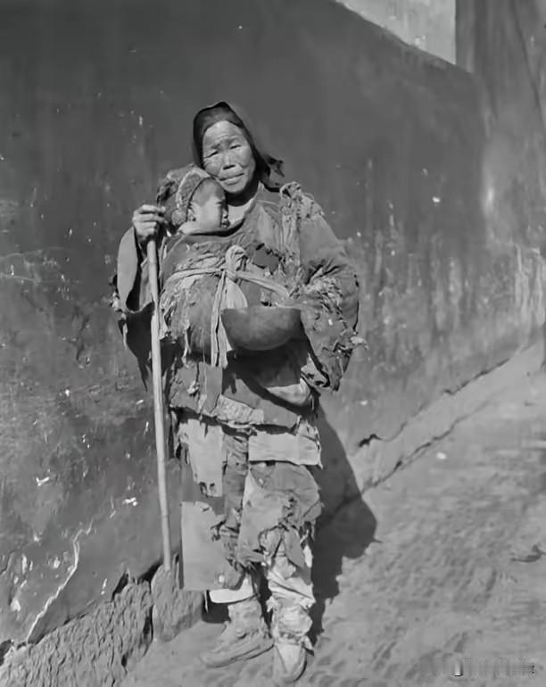 1949年县委大院一幕：衣衫破烂的女乞丐，掏出16两黄金震惊全场
 
1949年