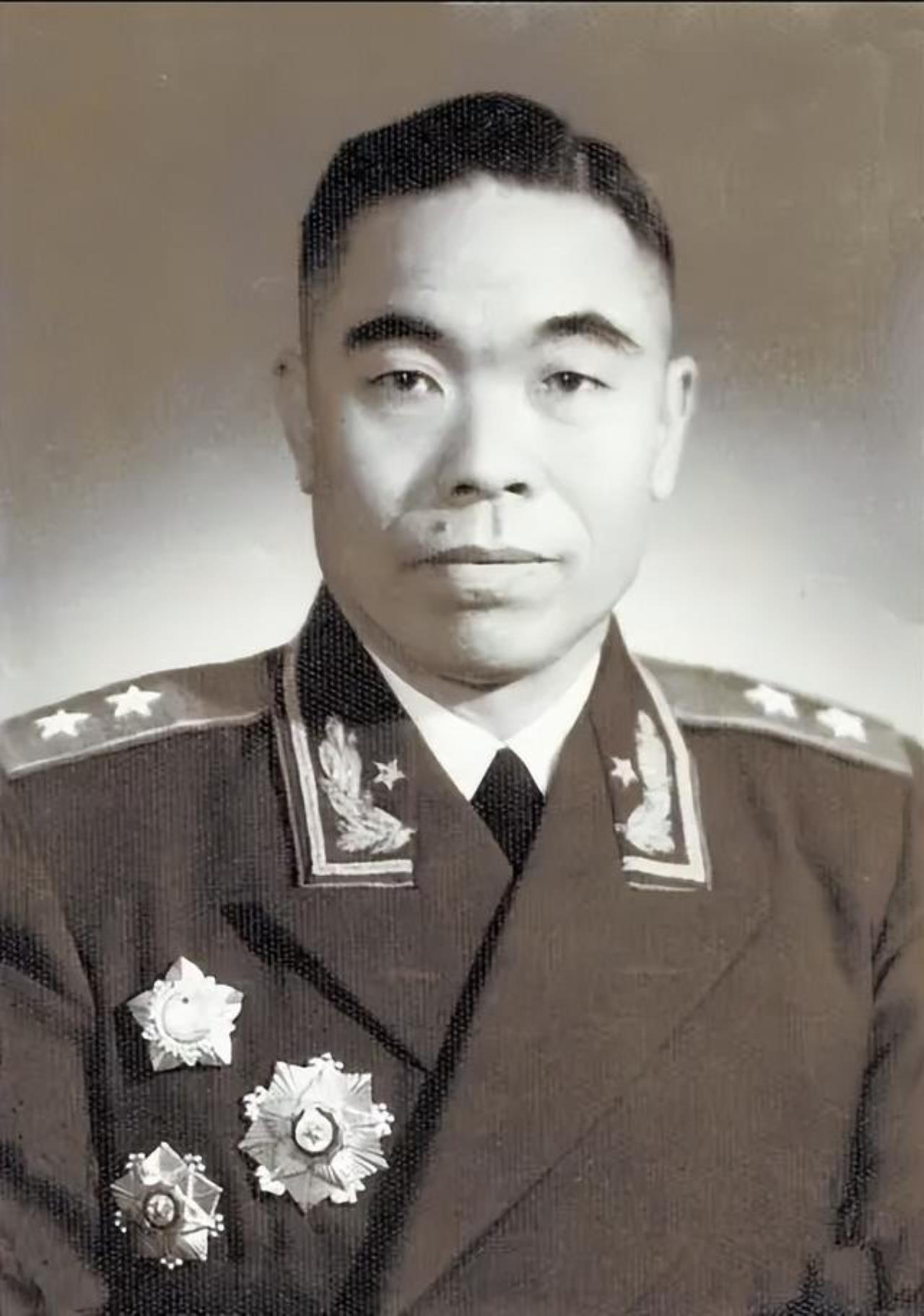 1955年9月27日下午，中南海怀仁堂的授衔仪式现场，当周恩来总理将中将军衔命令