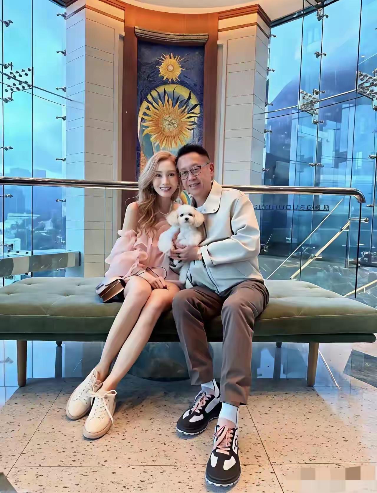在医美的加持下，
李嘉欣把许晋亨终于熬成了“爹”，
肤白大长腿粉裙子，
富家太太