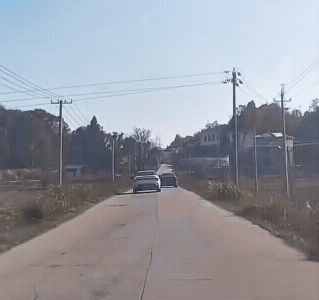 邻街的乡村公路，车子不该开的这么快，尽量也不要超车。
前面的黑车司机不地道，后面
