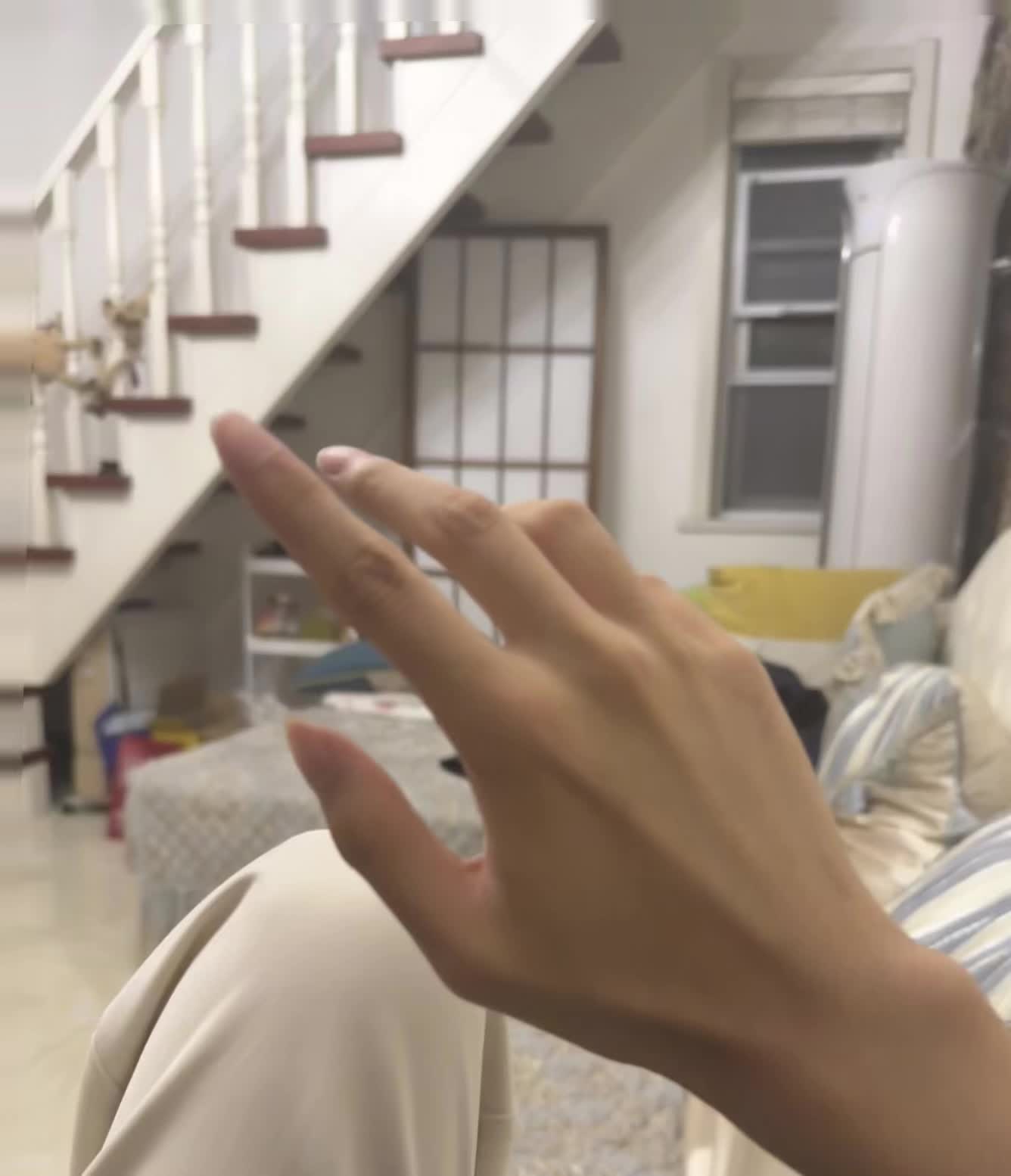 “偶然发现指节间仿佛有了瘦金体的风韵 筋骨透着力道 似竹似刃”