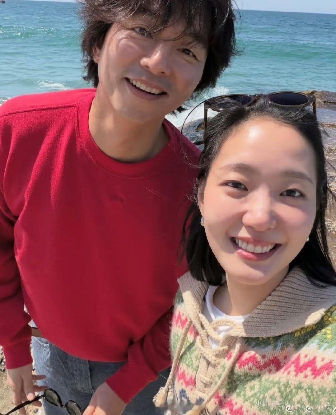 孔刘晒和金高银合照 孔刘晒与金高银合照，鬼怪夫妇稳稳的幸福~ 