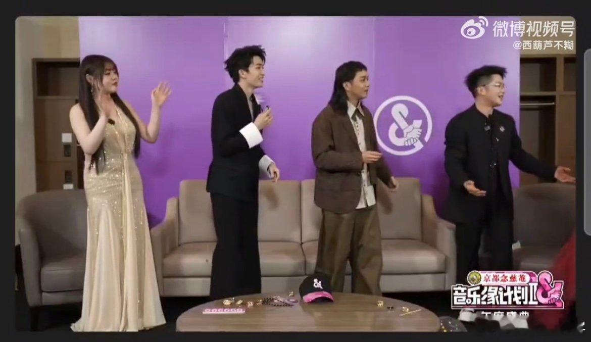 黄子弘凡麦拿反了黄子弘凡对着typec说话 伯克利才子的采访名场面有！对着Typ