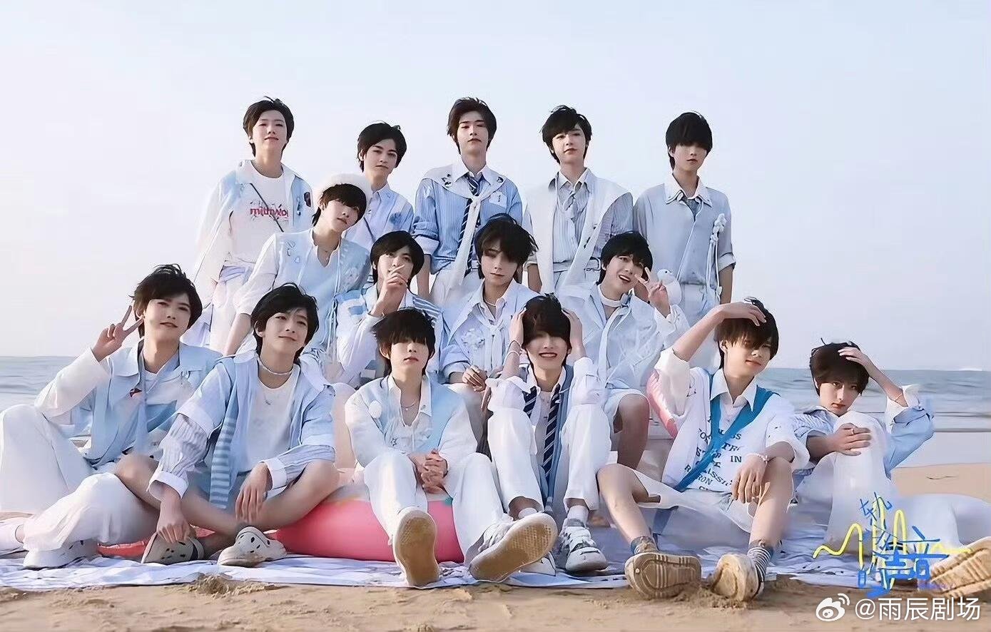 卧槽！！四代海边合照来了？奔四花絮终于来了一班在中间，二班站最后一排和两边TF 