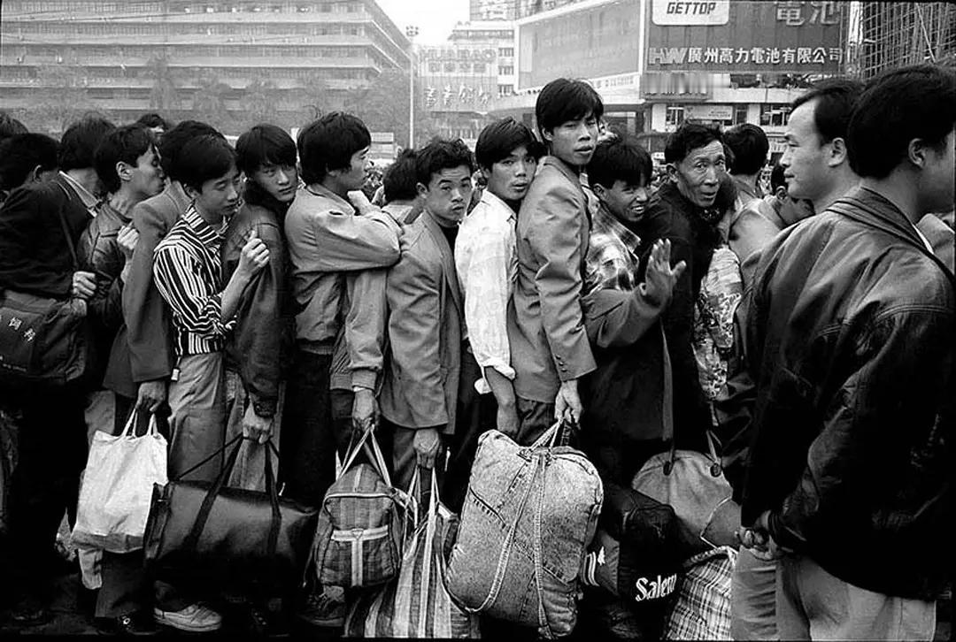 1990年，春运期间广州火车站。1990年代正值“南下打工潮”高峰，这里常出现数