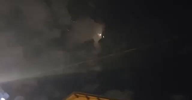 特拉维夫全面停电，据以色列媒体报道，因为当地最大电厂遇袭，导致全面停电；与之同时