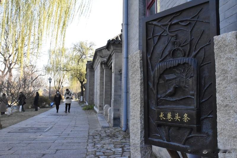 深圳“卷尺哥”火爆网络，还得到了人民日报的点赞。原来早在两年前，他就开始穿梭于大