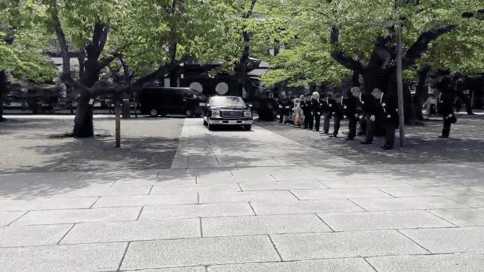 韩国人干得漂亮：举横幅抗议日本靖国神社祭祀，直接挡在天皇敕使车前！22日上午，1