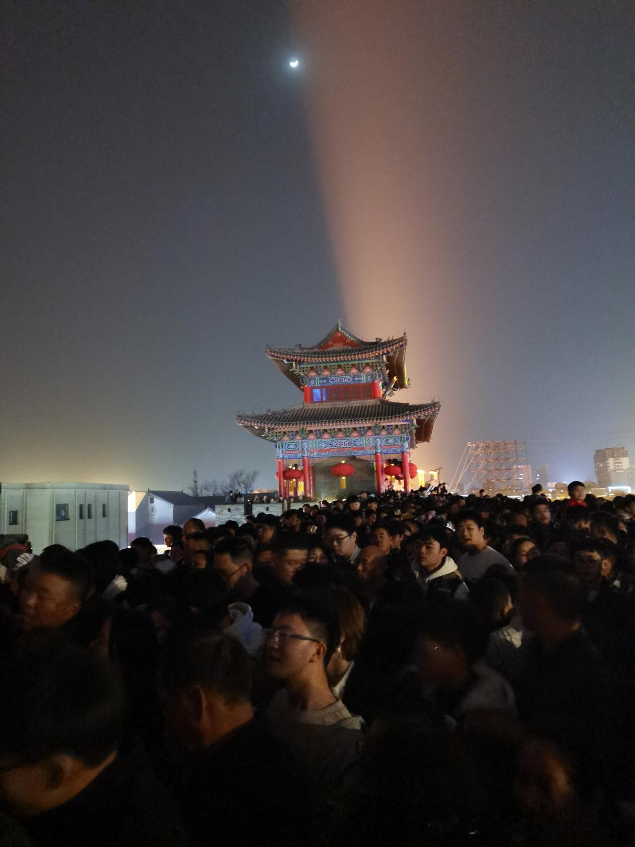 今天下午，想去大名府古城拍一下人流，人多的场面，4点多上去下，7点多才下来。
由