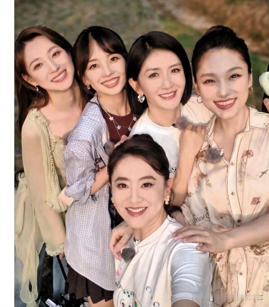 这五朵金花实在是太漂亮了，她们的合影很养眼，能全部认出这五位的说明你太厉害了。
