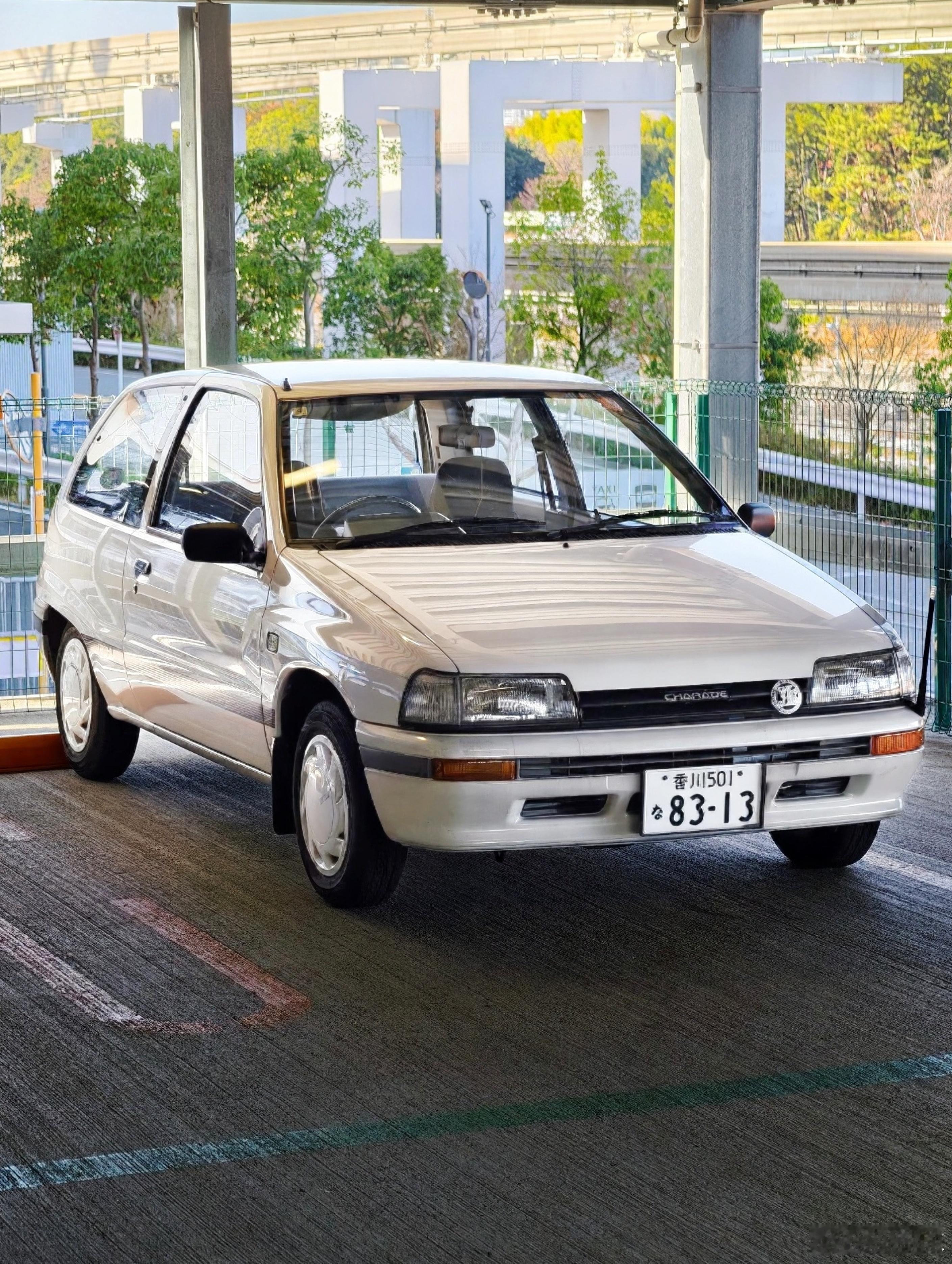 型车街拍偶遇正版夏利，三代目大发 Charade（G100 系），而且还是更稀有