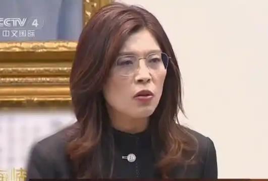 郑丽文最近有点头大了！
倒郑派紧咬支持率做文章，直到最低4%做为爆点，大肆攻击其