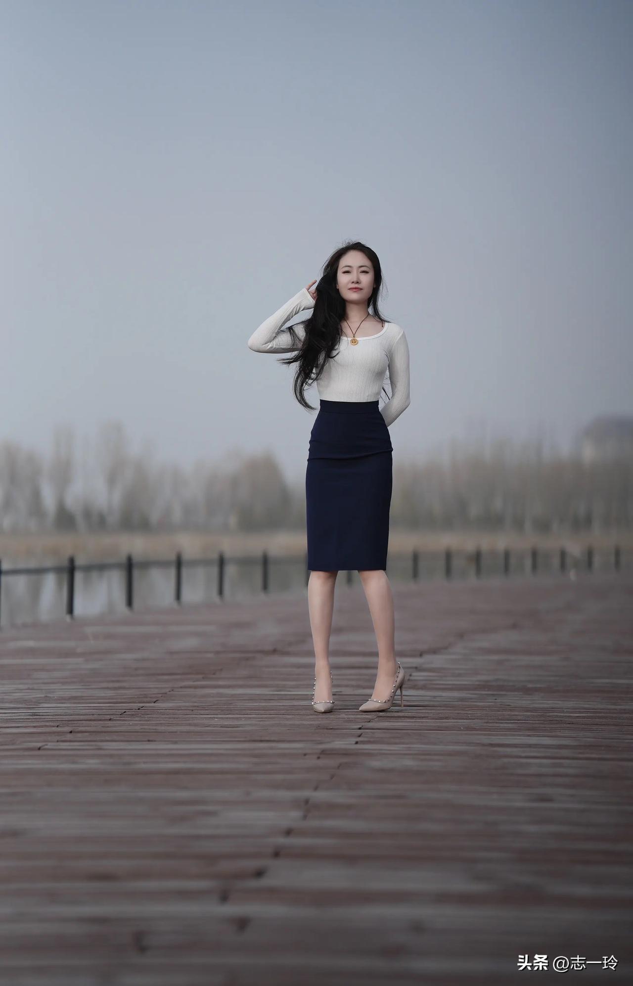 优雅气质，裙摆飞扬，湖畔漫步，尽显风姿。
