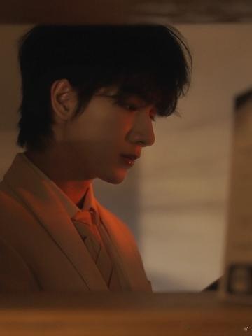 李宏毅岐凤殷 LHY李宏毅十万狂花入梦来＂我想你是温柔的海风，是轻快的白云，是浪