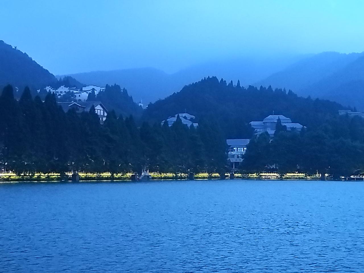 春日生活打卡季雾气 山中建筑 湖面昧衬