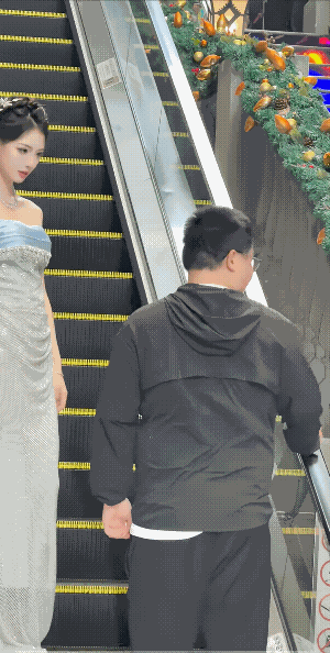 男追女隔座山，女追男隔层纱。女子迎上去时，男子手足无措。
仿佛两个朝代的人，也有