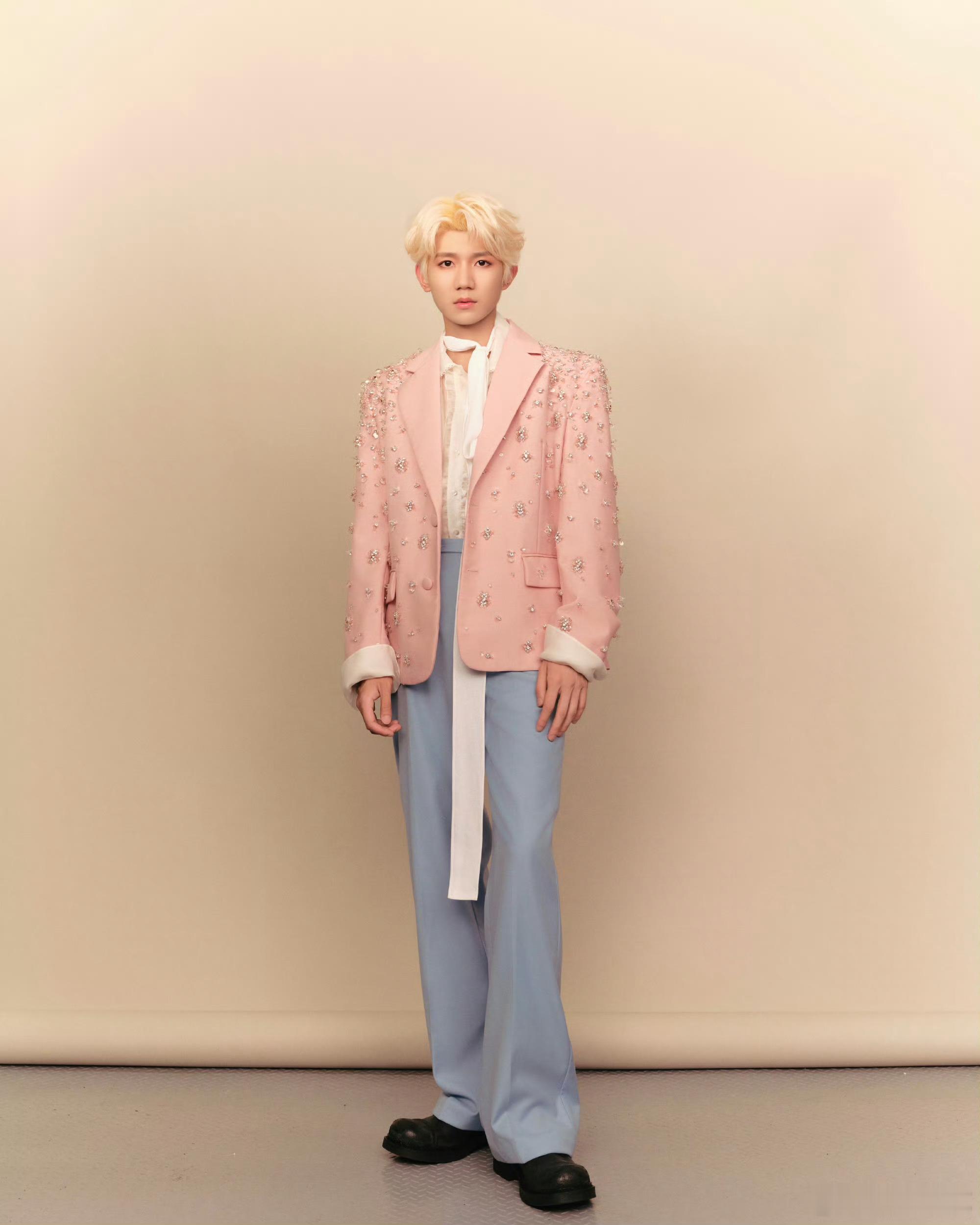 分享图片 王源   in   Miu Miu CUSTOM嚯 ！今晚鸟巢演唱会正