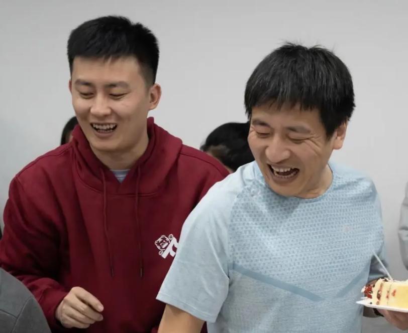 张雪峰帮助了这么多的学子，也希望这么多学子功成名就后，在未来的多年在她女儿有需求