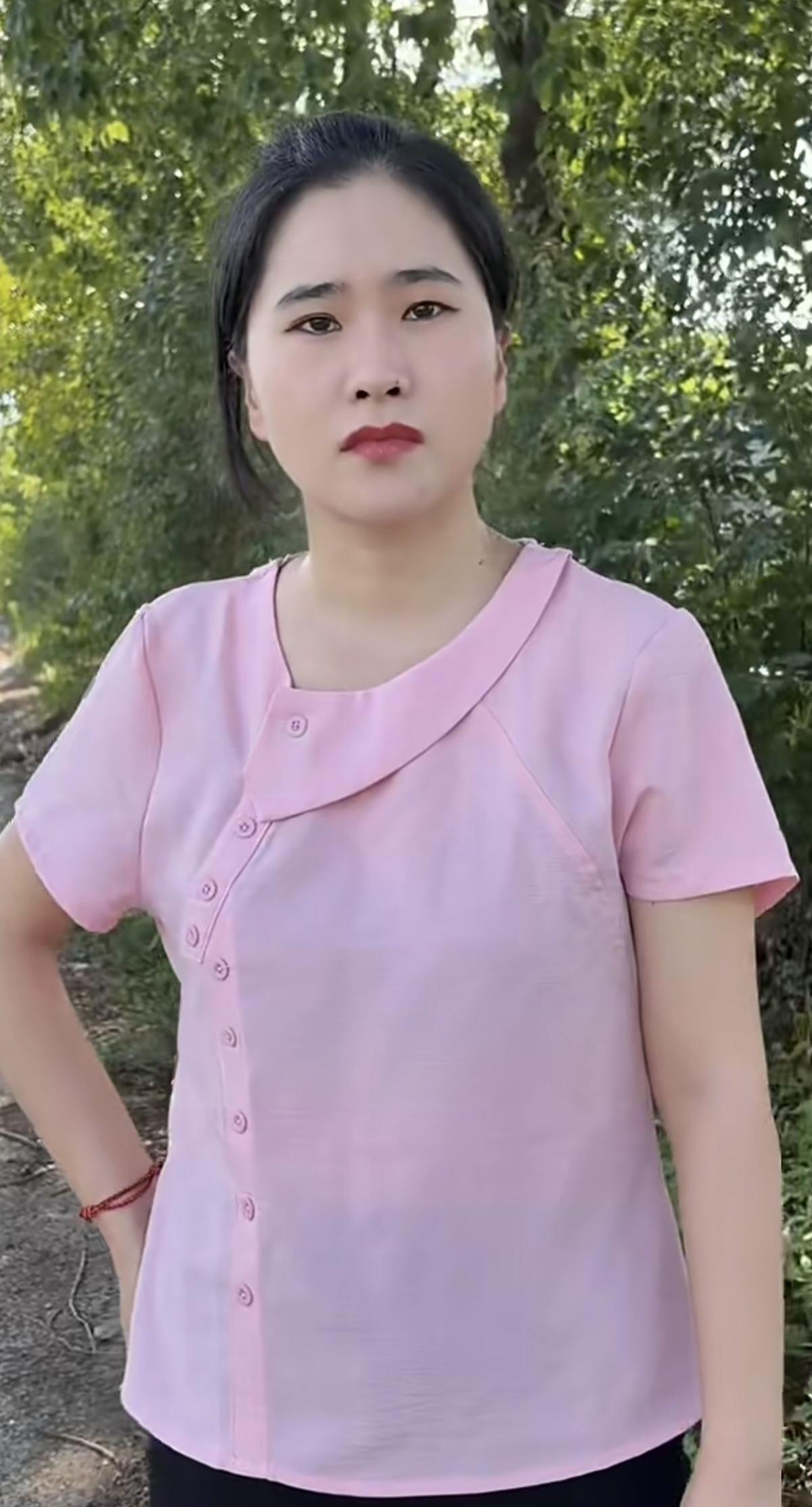 冒冒失失真荒唐，
问路见我喊大娘。
今年俺才二十三，
…………………………
请你
