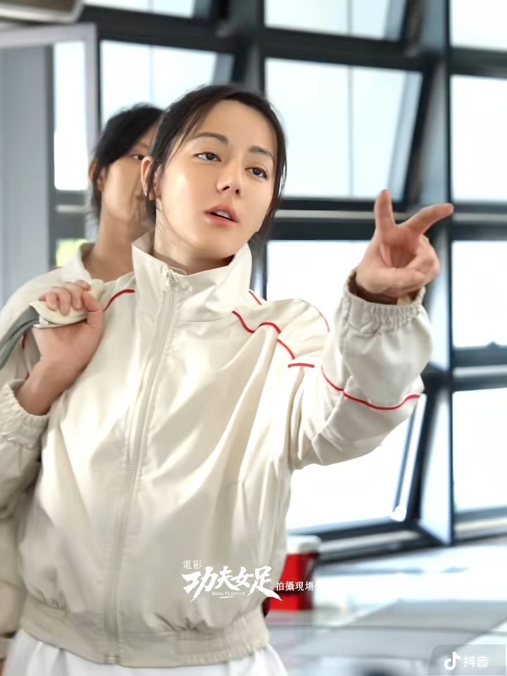 许君聪想带迪丽热巴和泥玩这我还挺期待的呢哈哈哈哈哈哈哈 