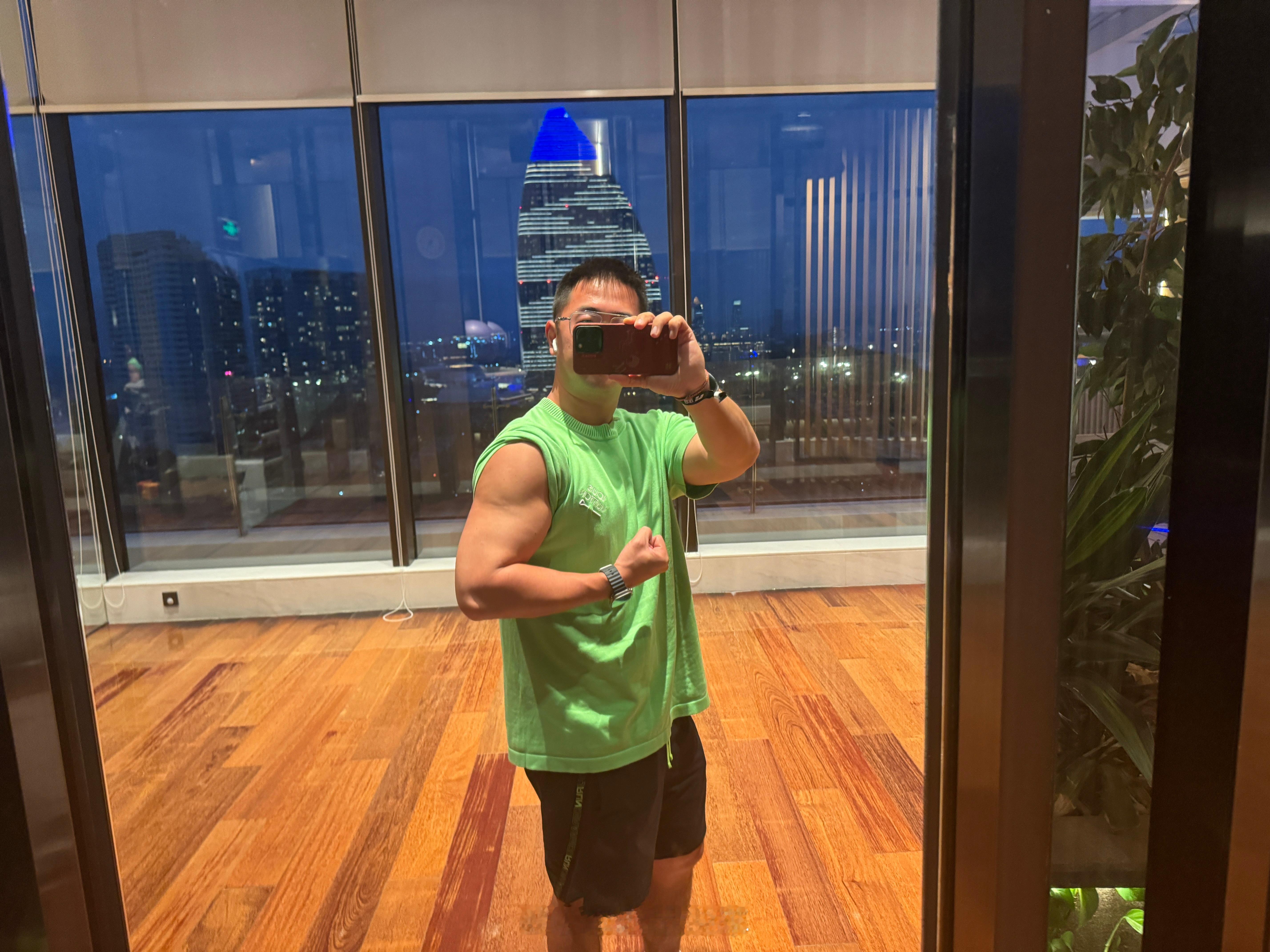 瘦了以后就开始慢慢出线条了耶✌️也人说我像熊了哈哈哈哈 ​​​