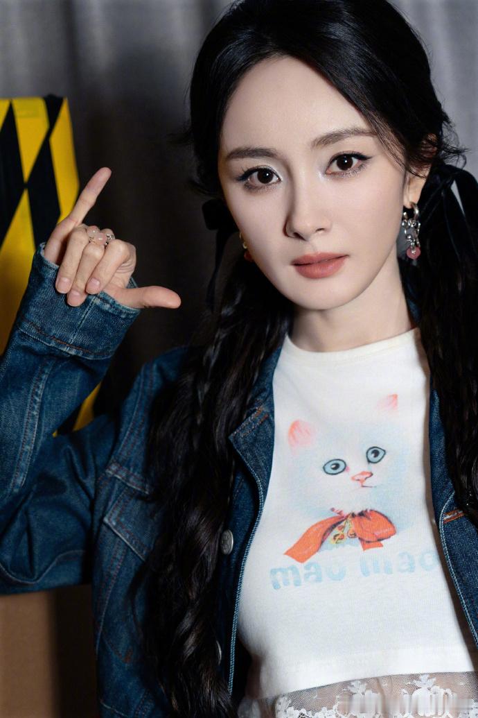 杨幂在综艺中的双低马尾编发造型令人印象深刻，这款发型完美配合了她节目中活泼的表现