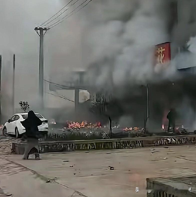 湖北这次烟花爆炸事件，让是否燃放烟花爆竹再一次走上了公众讨论的热门话题，毕竟这是