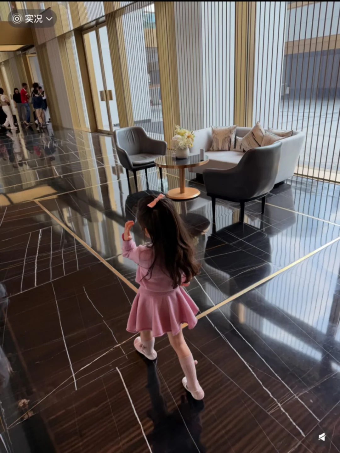 女儿度假这么穿温柔松弛又出片😍