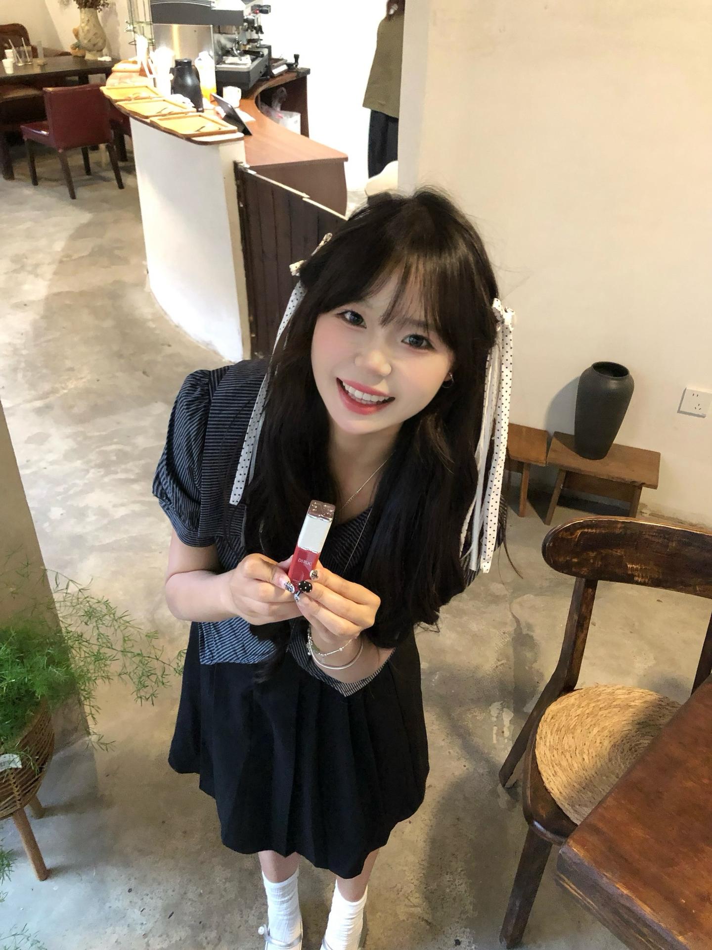 这个就是我呀，一个齐刘海，然后眼睛小小的 然后有一个小猪鼻，可这就是我...