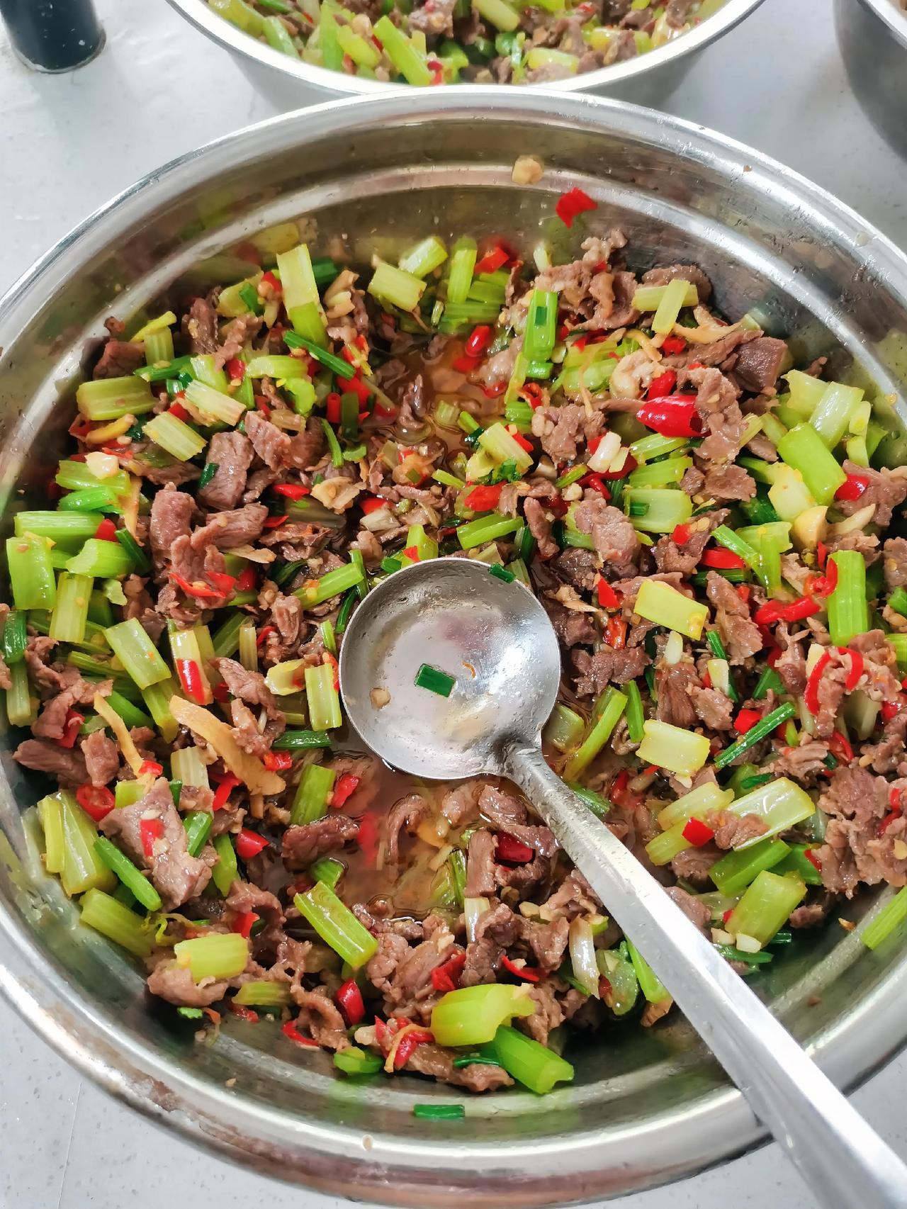几年的厨房生涯，买菜，炒菜，牛肉这一道菜，从市场买，切牛肉，炒牛肉，都有很大的学