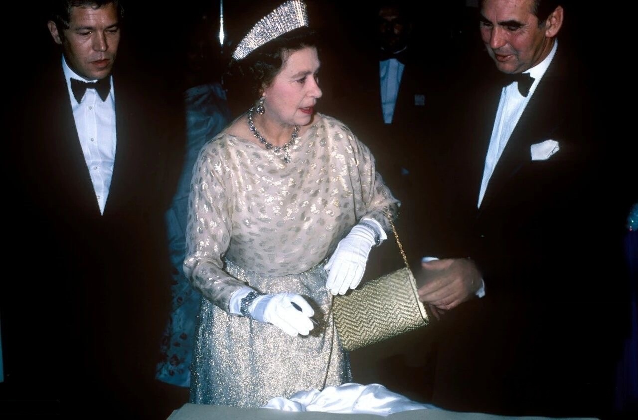 【来自投稿】上个世纪70-80年代出席晚宴的英国伊丽莎白二世女王 