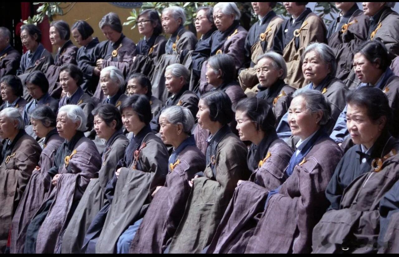 这是一张摄于80年代的老照片，具体地址不详；同时，此照片的拍摄背景更是不甚清楚：