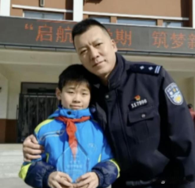 2021年，沈阳一男孩上学路上捡到26万巨款，报警找到失主后，却让对方大吃一惊：