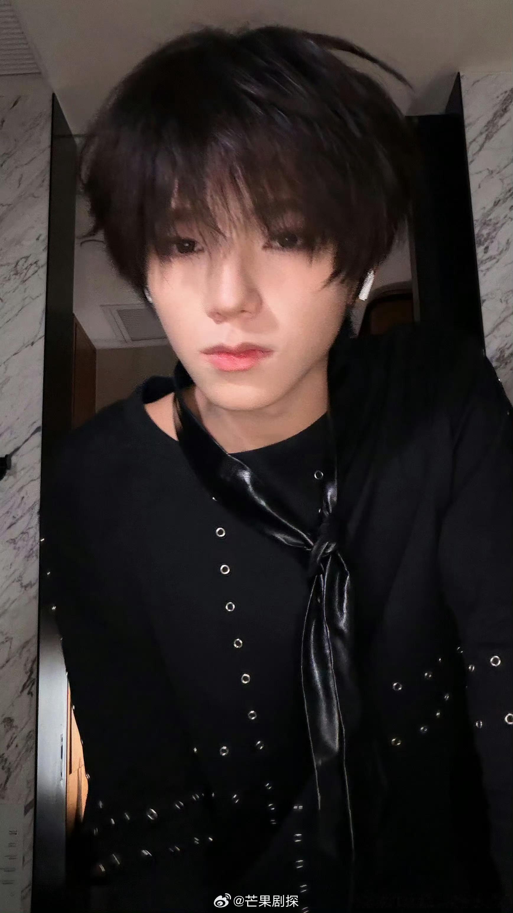王橹杰谁教你这样扯领带的王橹杰扯领带自拍 王橹杰到底是谁教你这样扯领带的 