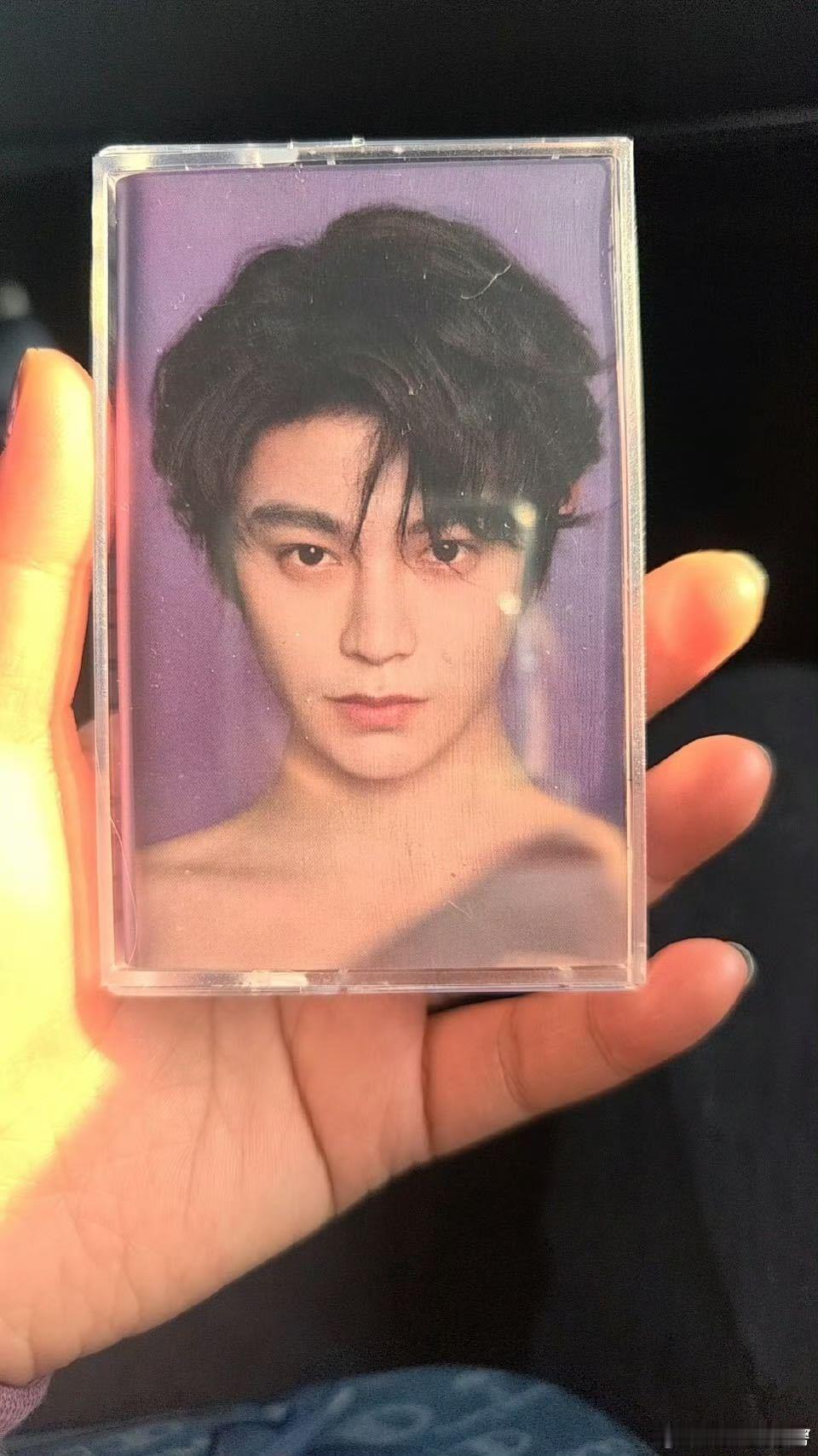 见过宠粉的，但没见过像 这样把浪漫进行到底的！他亲自打包礼物，还录制专属磁带，这